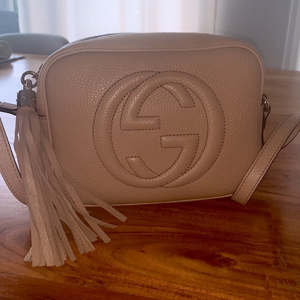 ✨HOST PICK✨GUCCI Soho disco camera bag in rose beige with strap bag 1️⃣4️⃣8️⃣0️⃣ - Picture 4 of 17